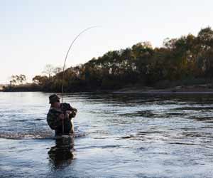 Alaska Fishing Guide helps Client Find Perfect Spot on Kenai River